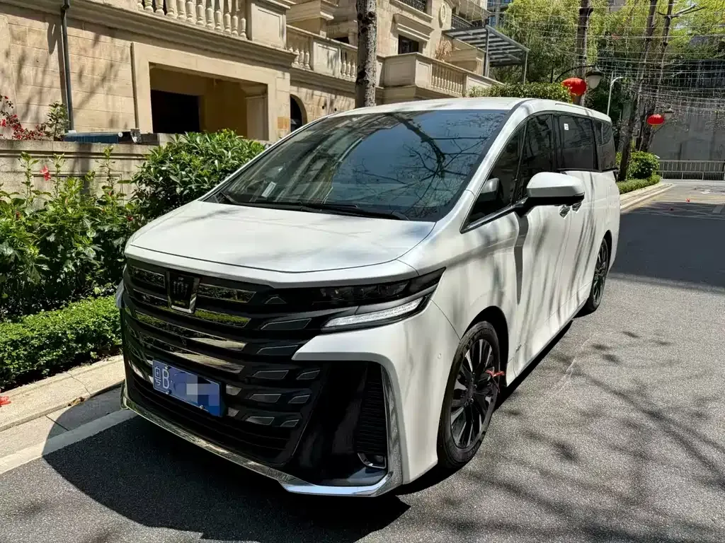 Toyota Vellfire — фото 1