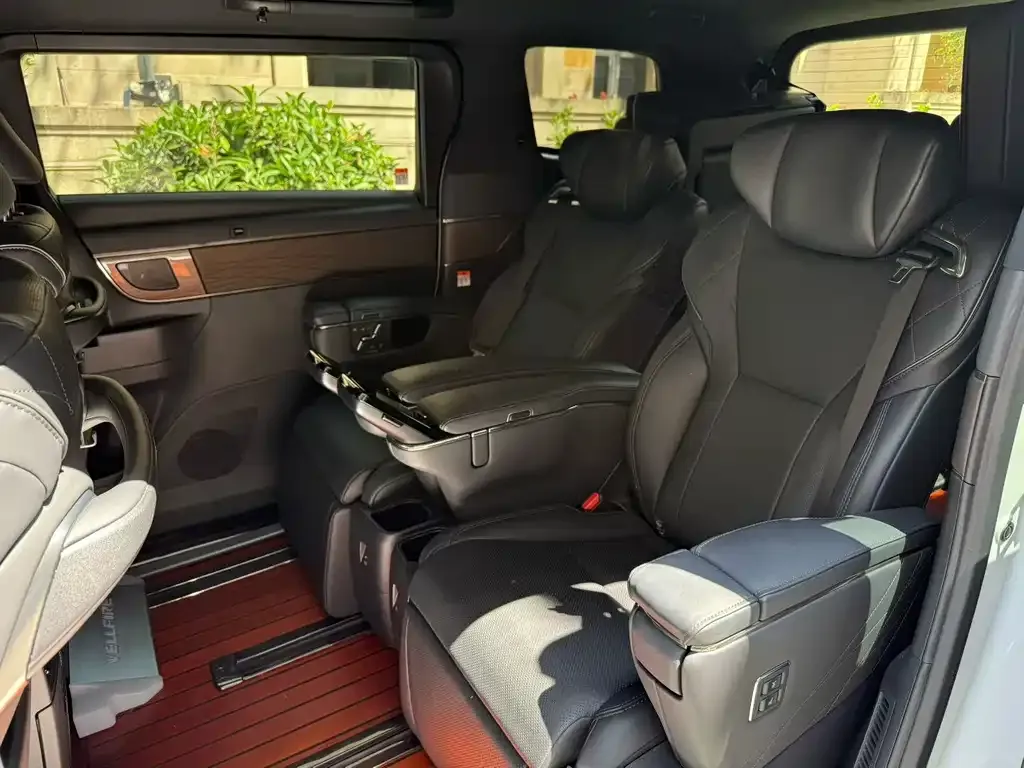 Toyota Vellfire — фото 2