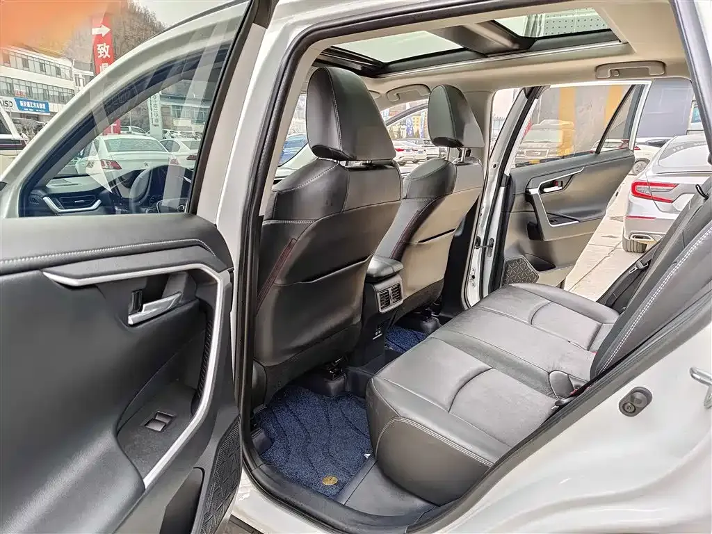 Toyota RAV4 — фото 5