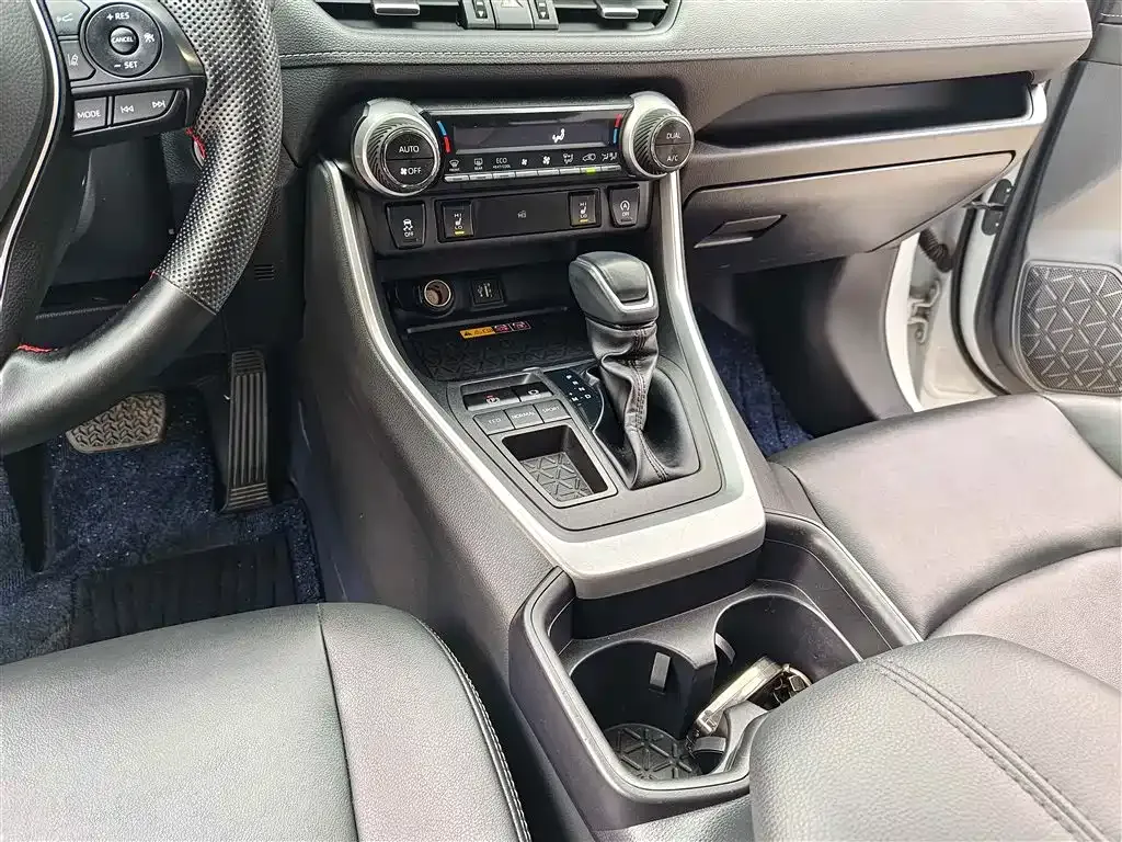 Toyota RAV4 — фото 9