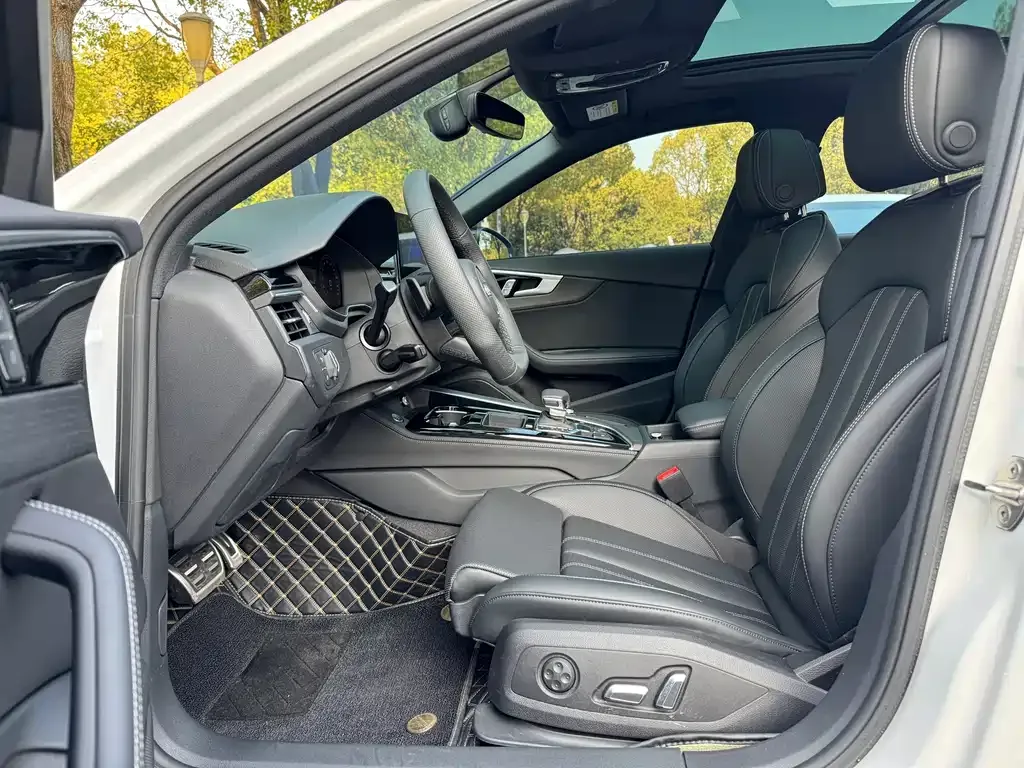 Audi A4L 2024 из CN, фото 5