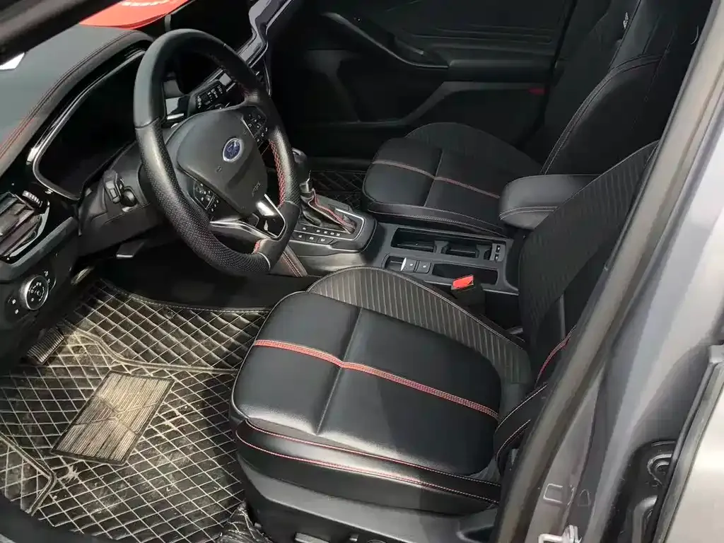 Ford Focus 2023 из CN, фото 2