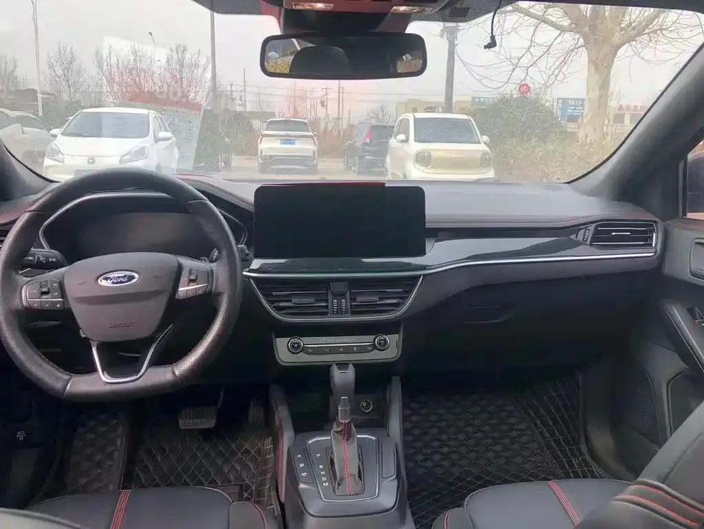 Ford Focus 2023 из CN, фото 6