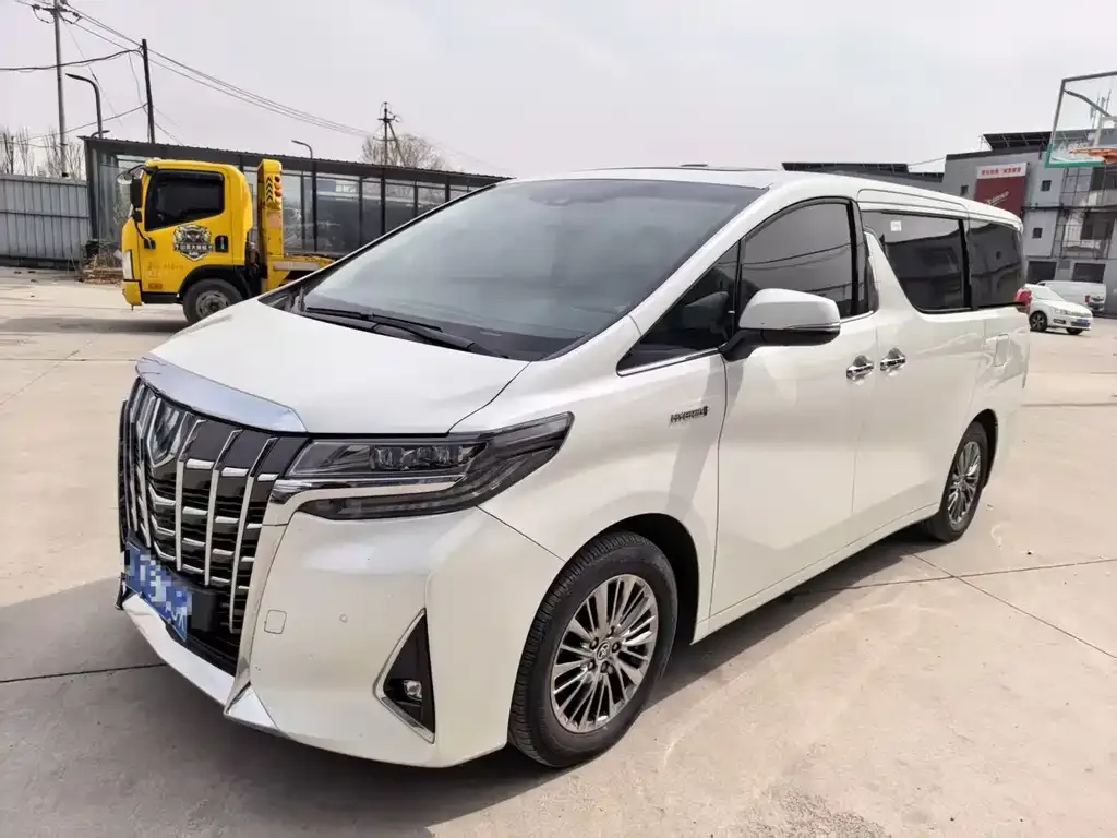 Toyota Alphard — фото 1