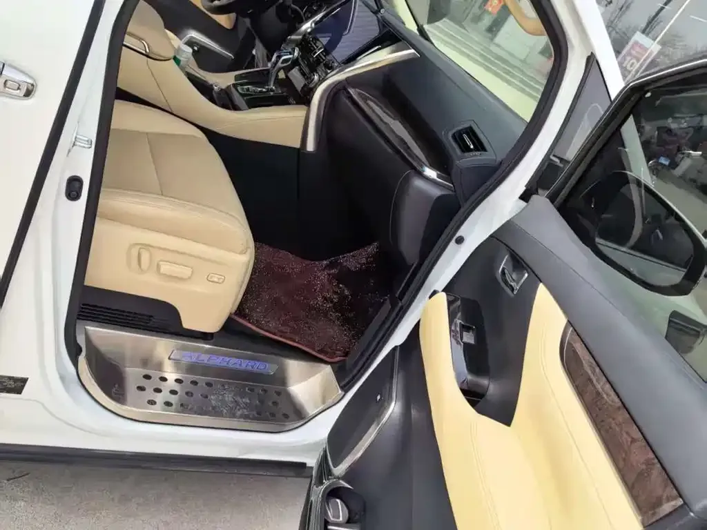 Toyota Alphard — фото 4