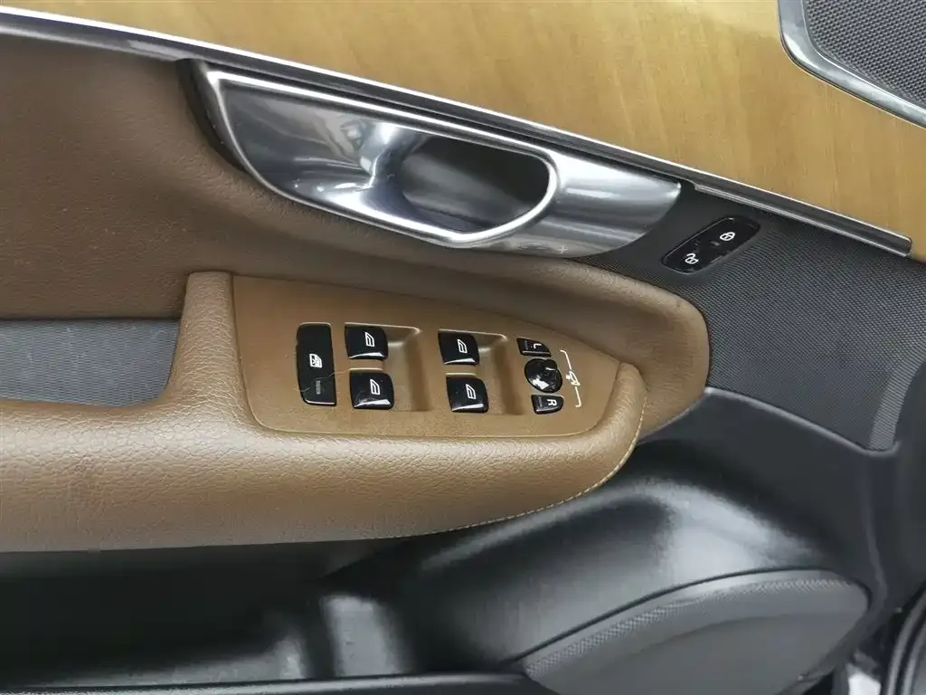 Volvo XC90 — фото 10