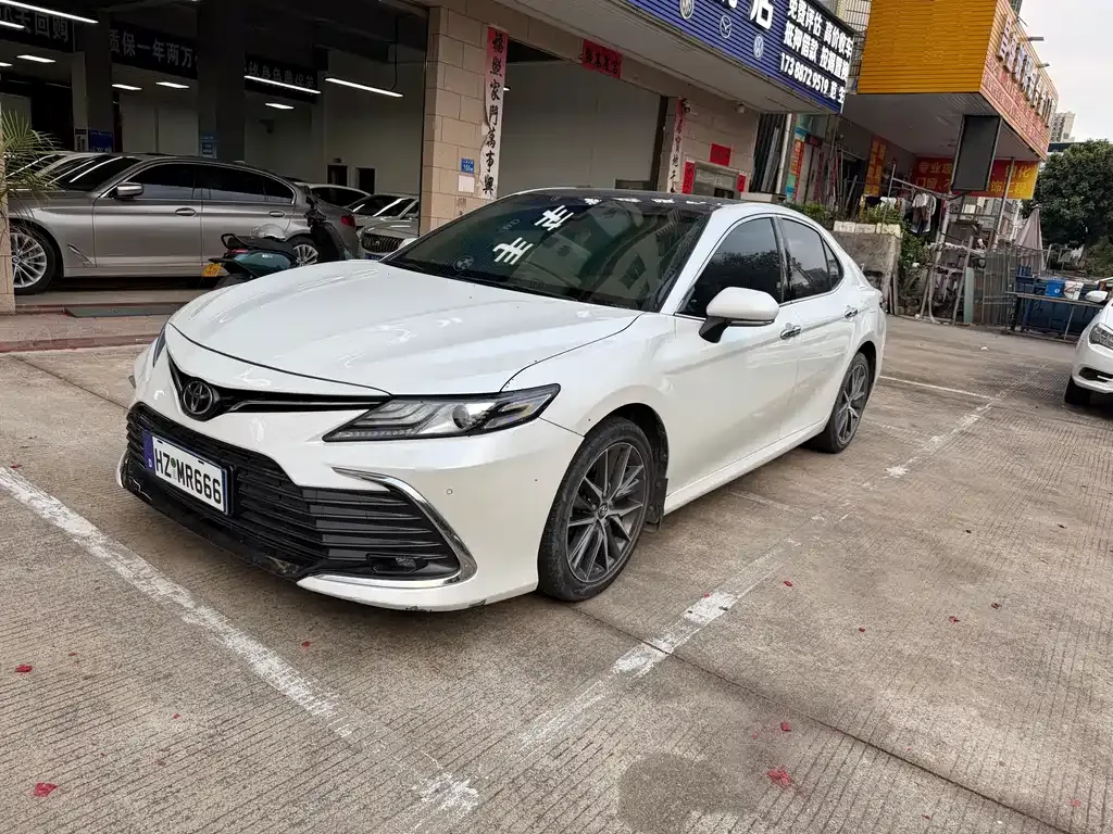Toyota Camry — фото 1
