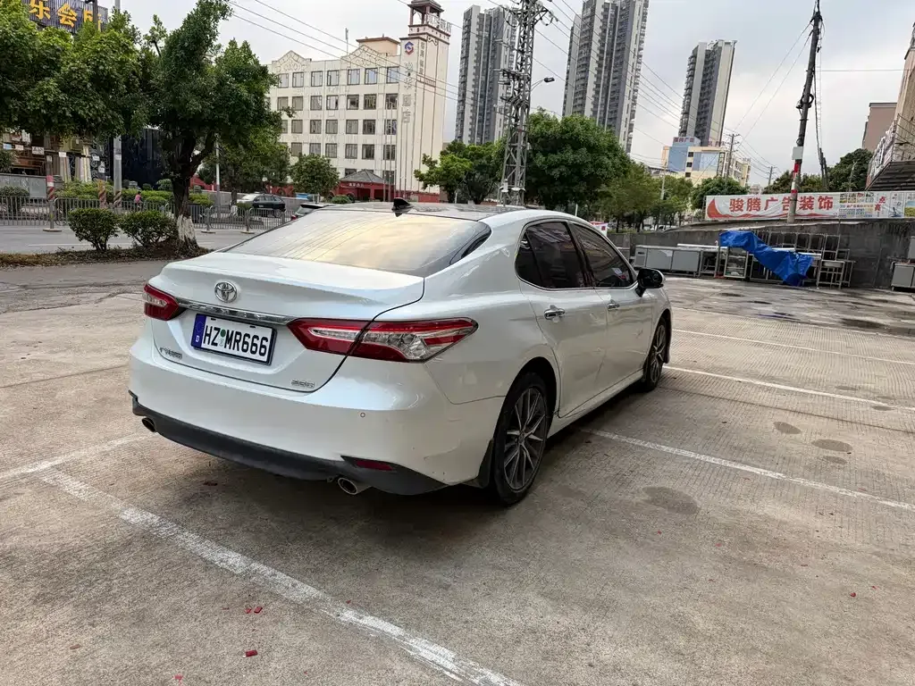 Toyota Camry — фото 2