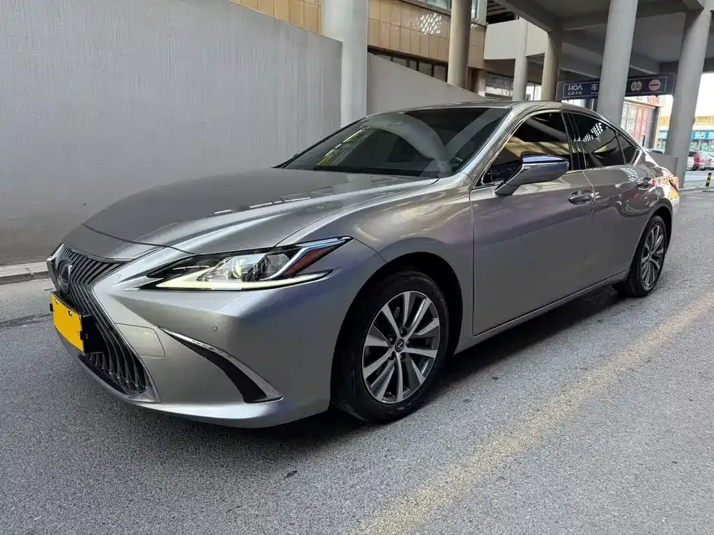 Lexus ES — фото 1
