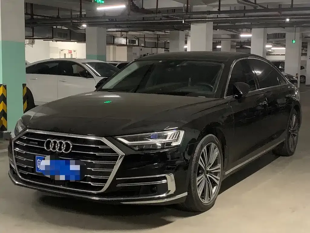 Audi A8 — фото 1