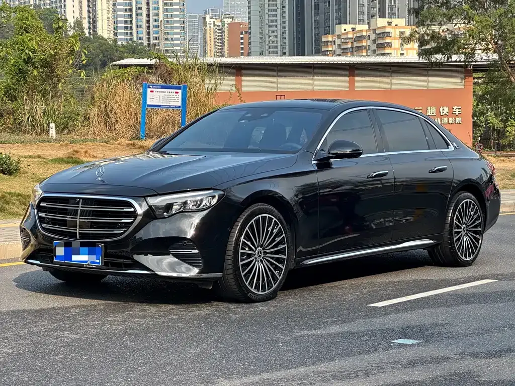 Mercedes-Benz E-Class — фото 1