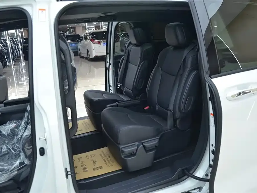 Toyota Granvia — фото 8