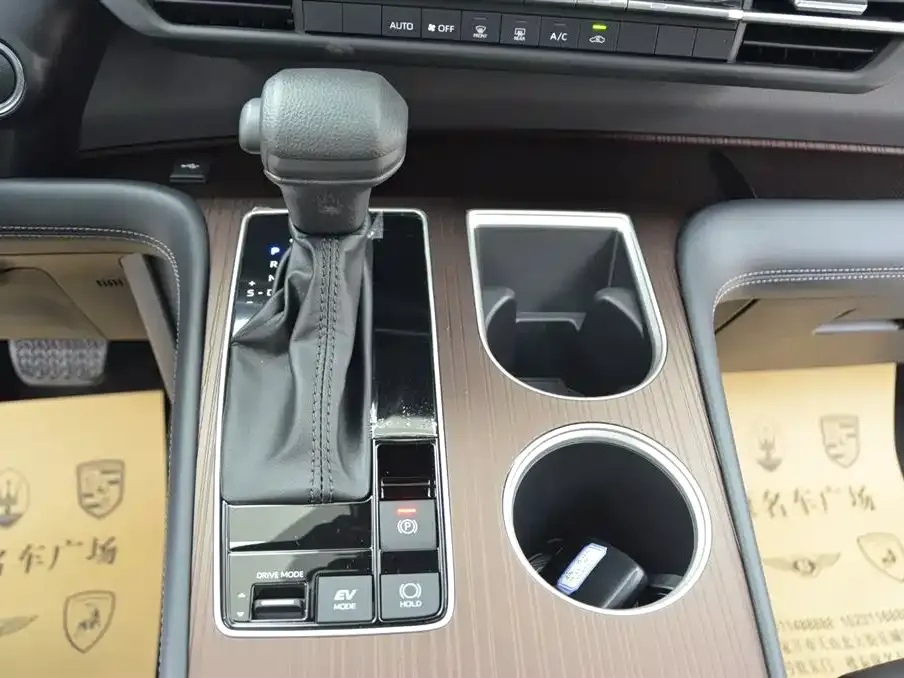 Toyota Granvia — фото 4