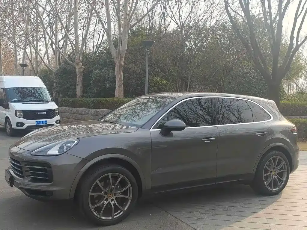 Porsche Cayenne — фото 1