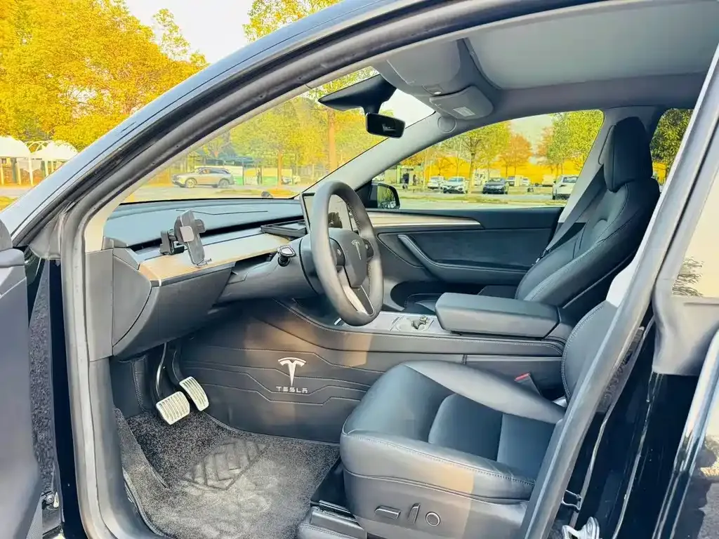 Tesla Model Y — фото 6