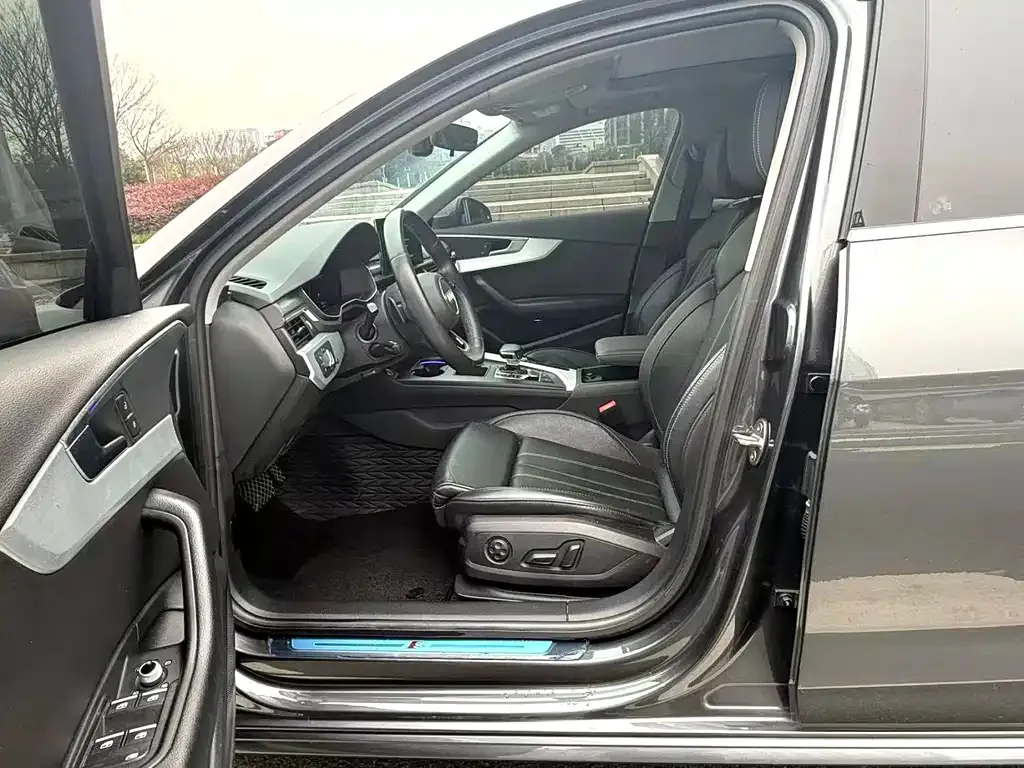 Audi A4L 2022 из CN, фото 3