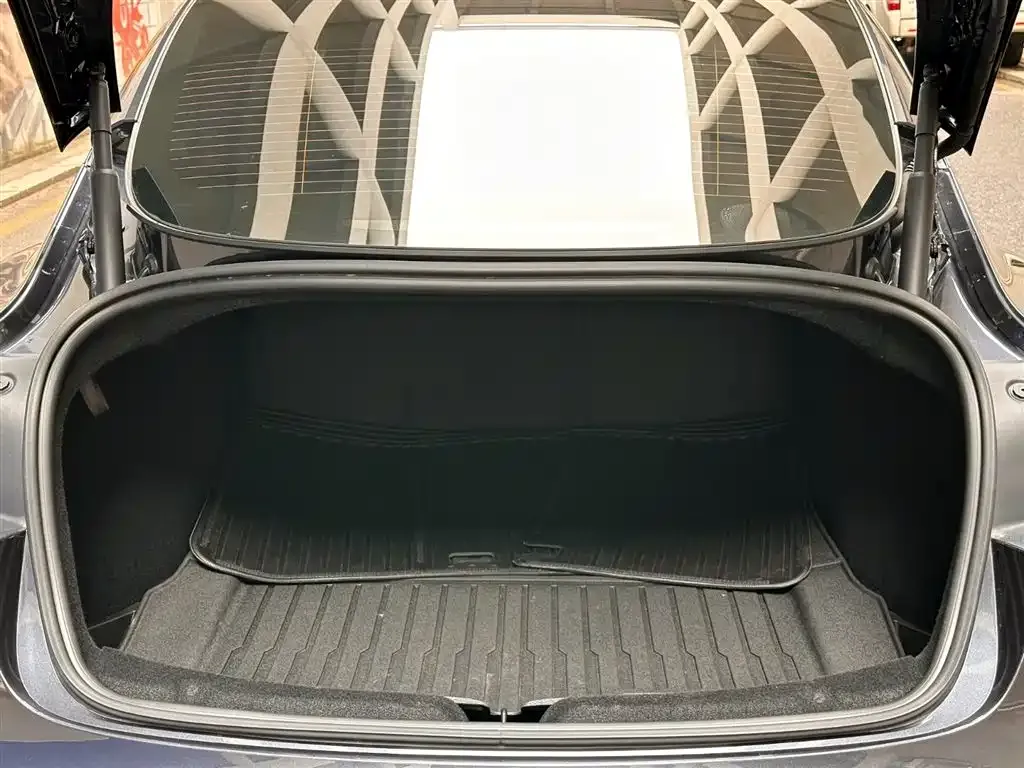 Tesla Model 3 — фото 4