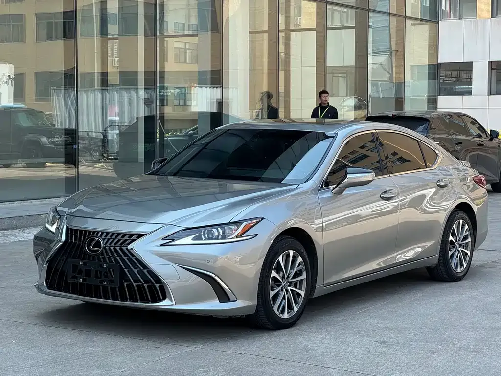Lexus ES — фото 1
