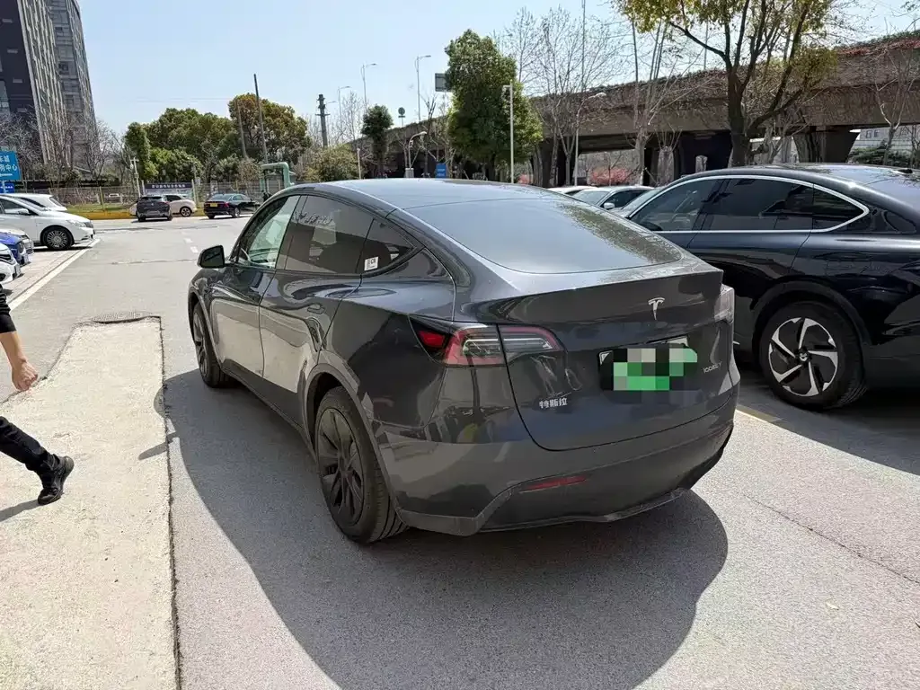 Tesla Model Y — фото 9
