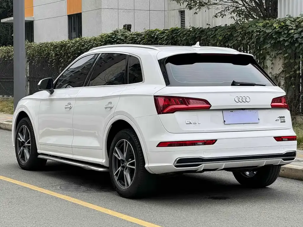 Audi Q5L — фото 6