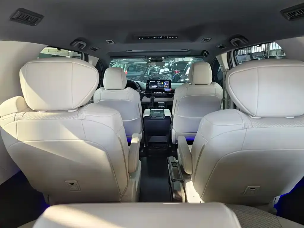 Toyota Sienna 2025 из CN, фото 2