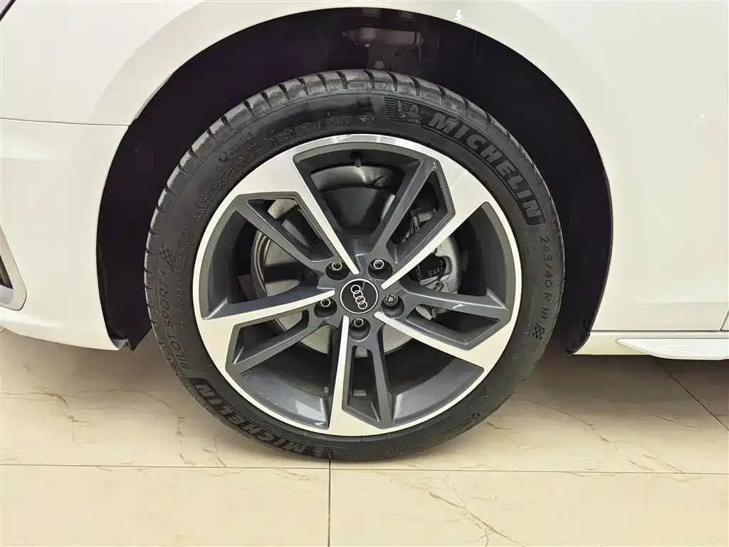 Audi A4L 2023 из CN, фото 3
