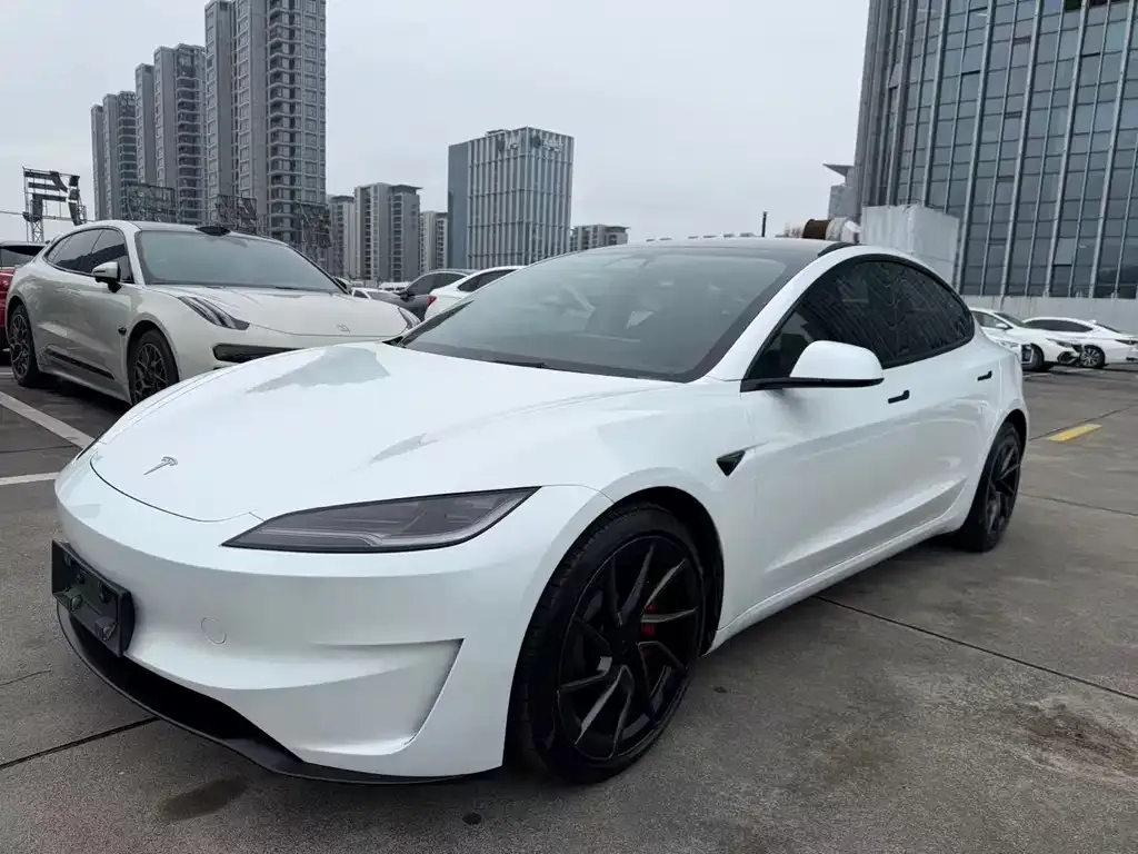 Tesla Model 3 — фото 1