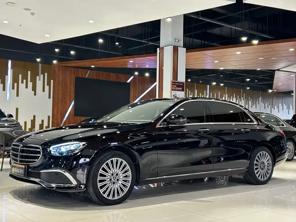 Mercedes-Benz E-Class — фото 1