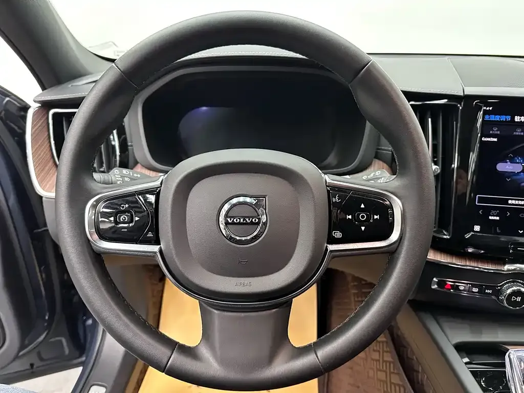 Volvo XC60 — фото 8