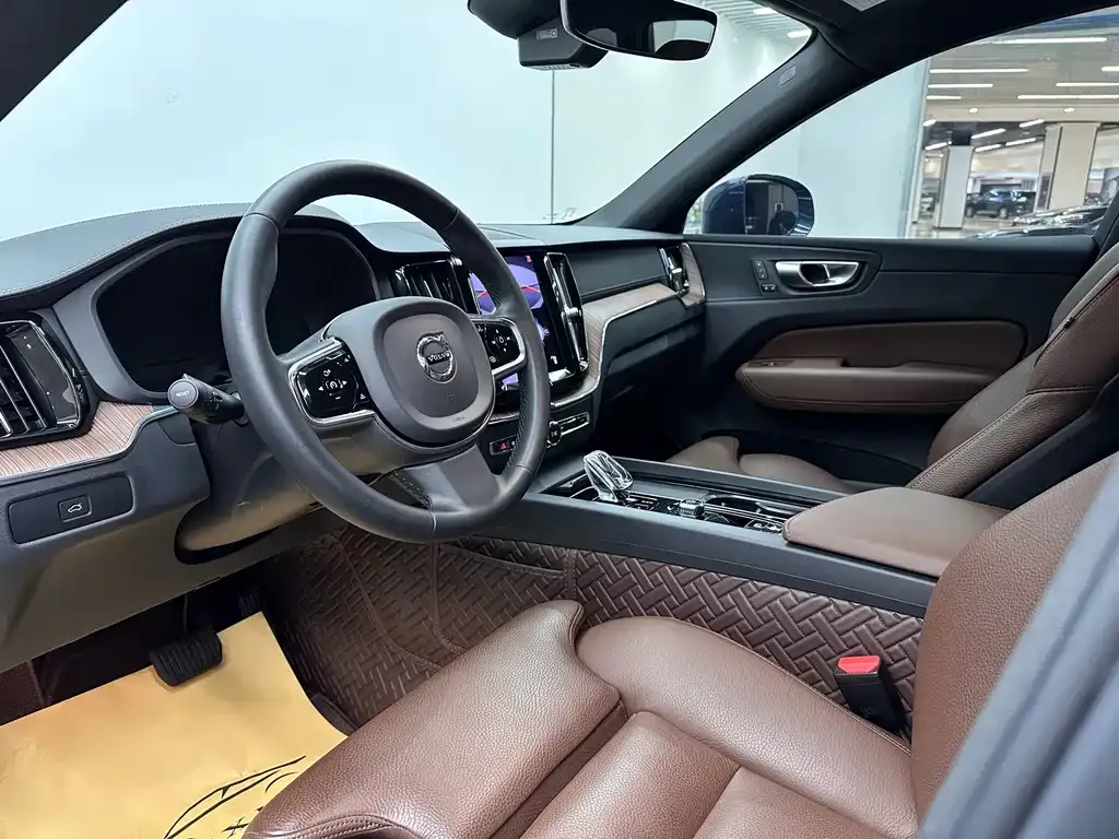 Volvo XC60 — фото 10