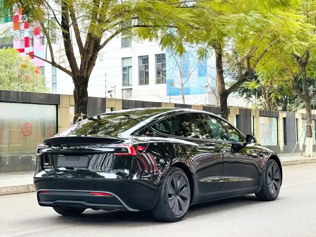 Tesla Model 3 — фото 10