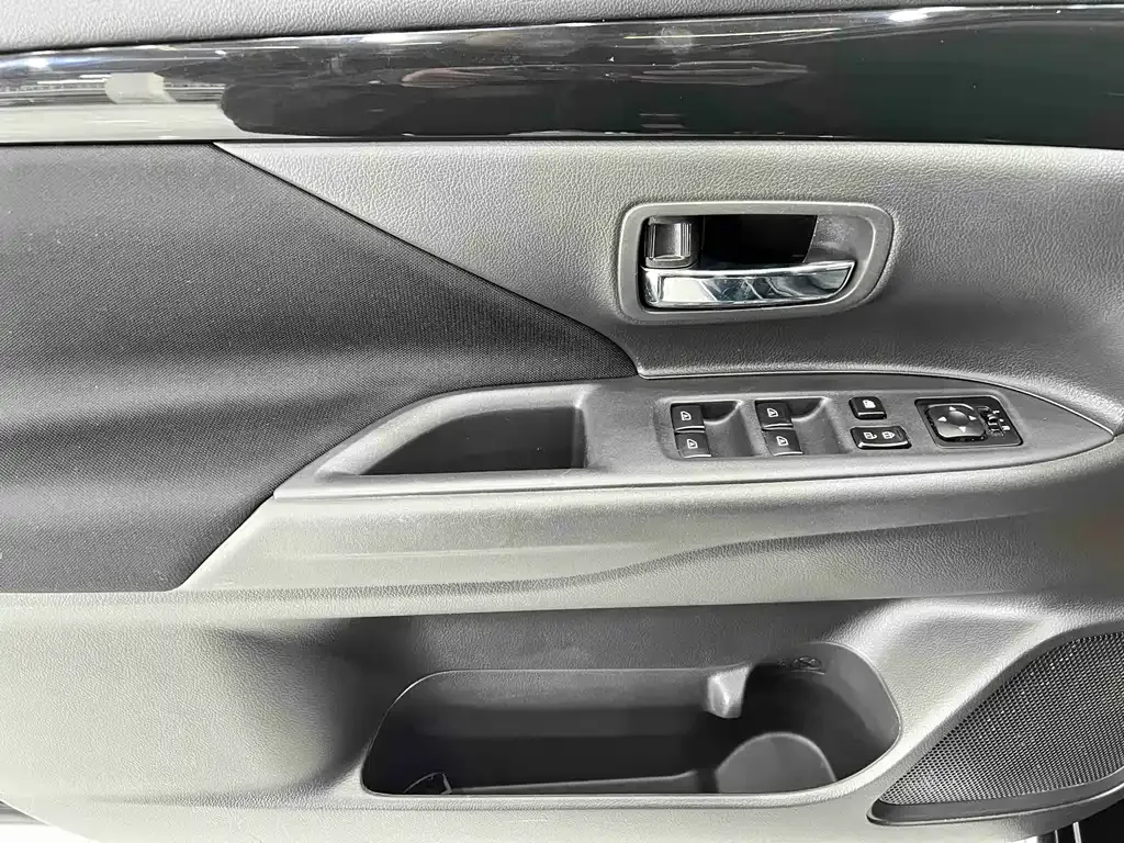 Mitsubishi Outlander — фото 10