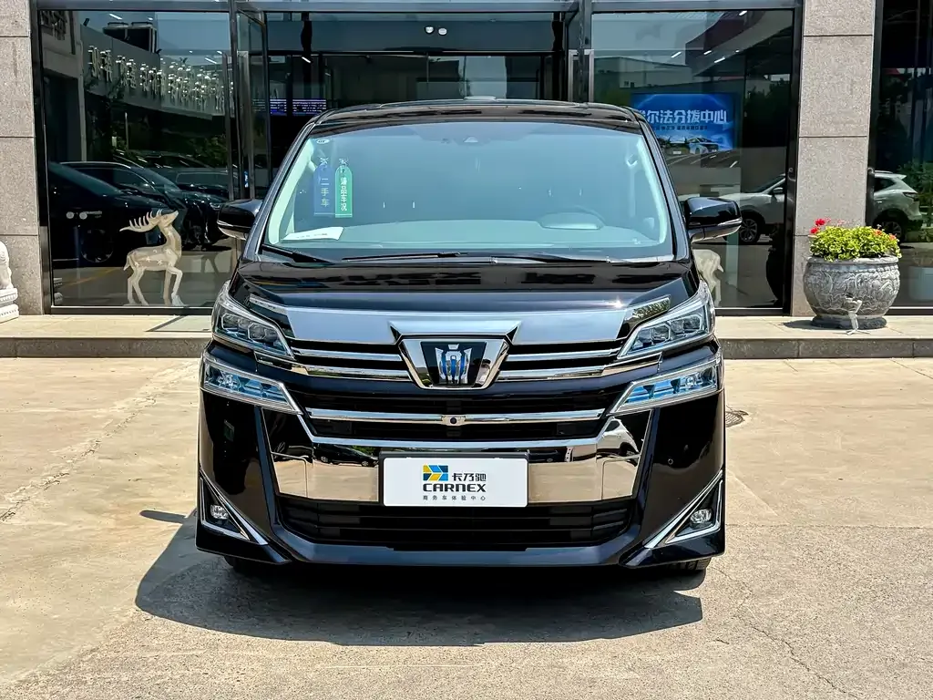 Toyota Vellfire — фото 1