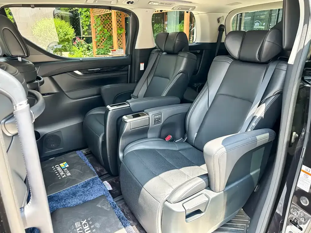 Toyota Vellfire — фото 4