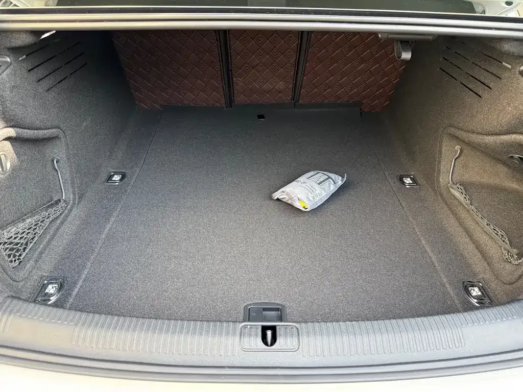 Audi A4L 2024 из CN, фото 3