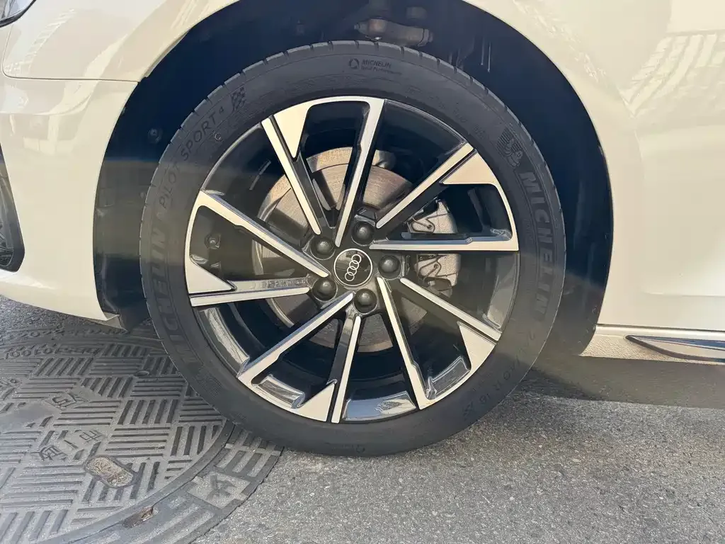 Audi A4L 2024 из CN, фото 2