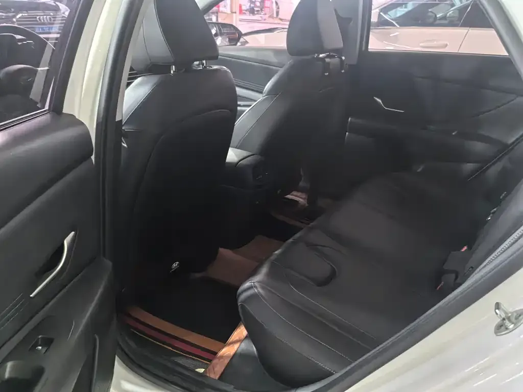 Hyundai Elantra 2023 из CN, фото 4