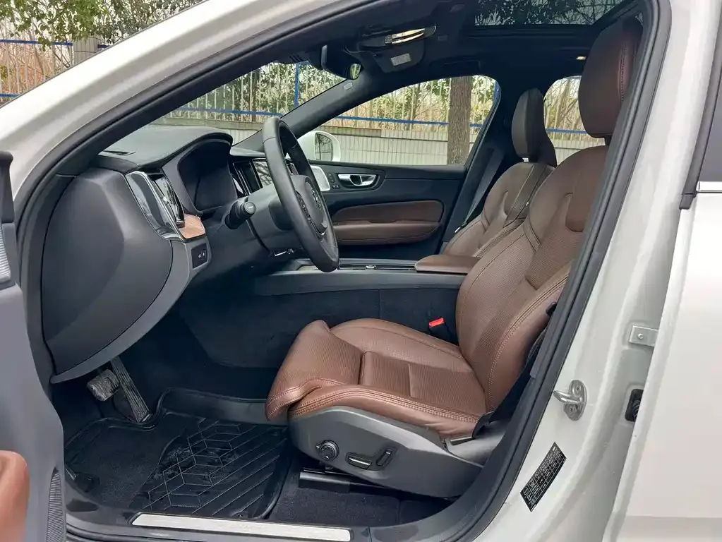 Volvo XC60 PHEV 2024 из CN, фото 4
