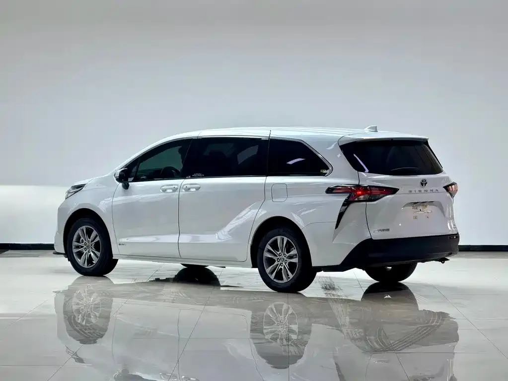 Toyota Sienna — фото 3