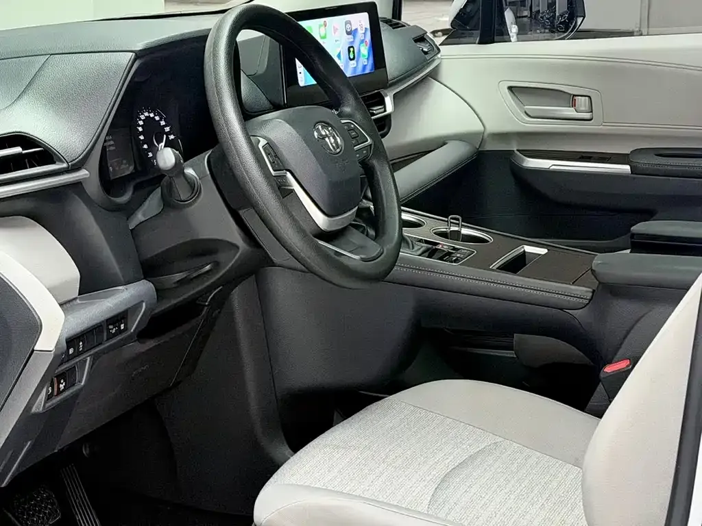 Toyota Sienna — фото 6