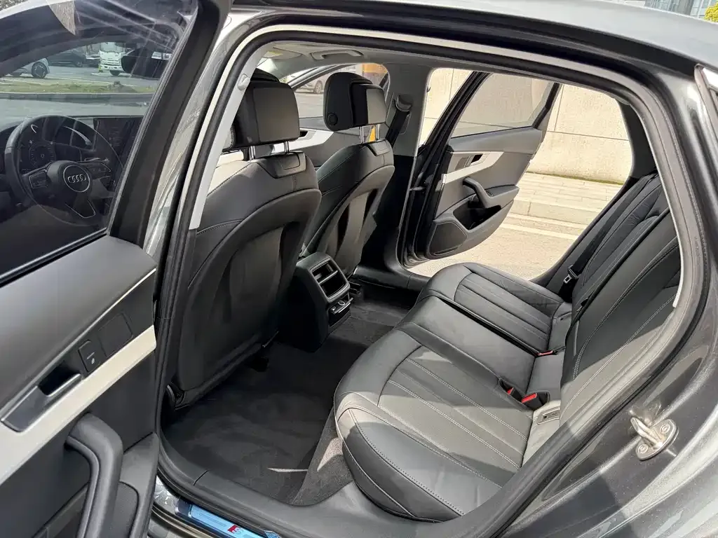 Audi A4L 2021 из CN, фото 2
