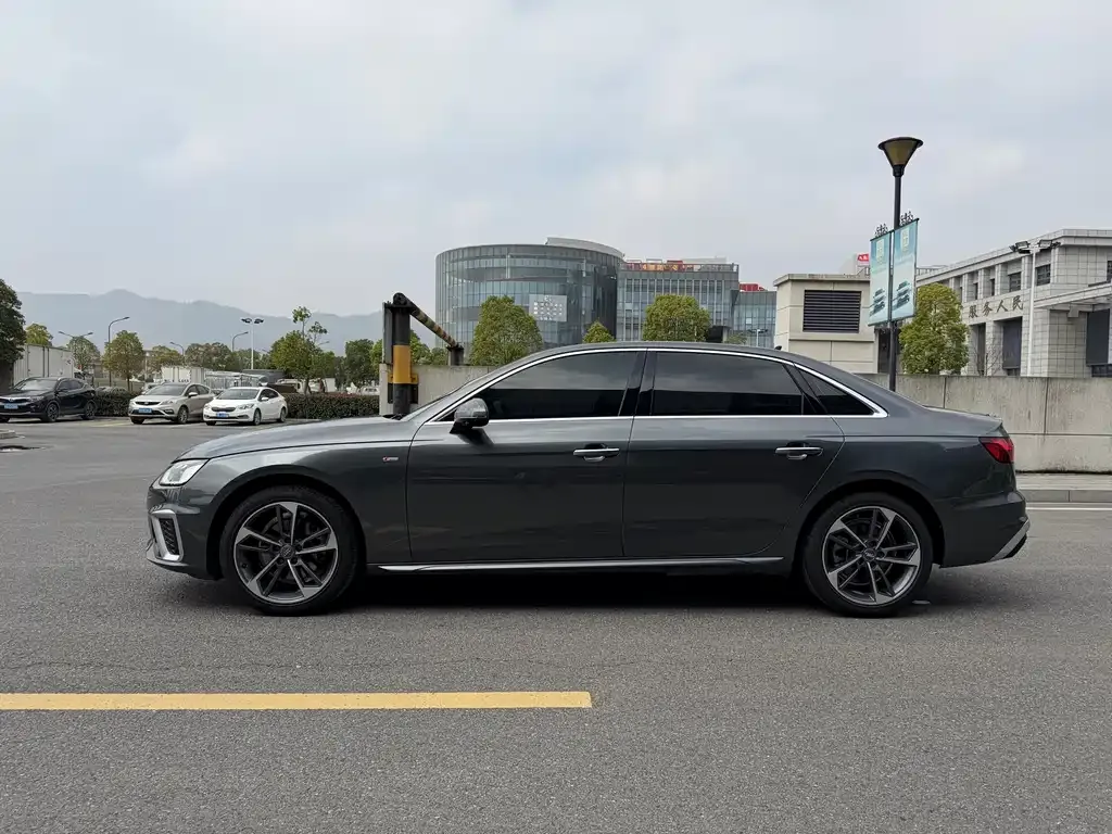 Audi A4L 2021 из CN, фото 9
