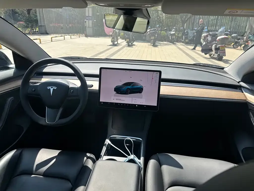 Tesla Model 3 — фото 3