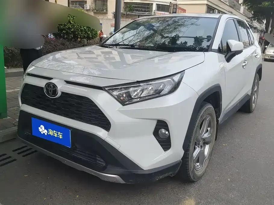 Toyota RAV4 — фото 1
