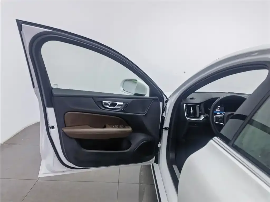 Volvo S60 2023 из CN, фото 5