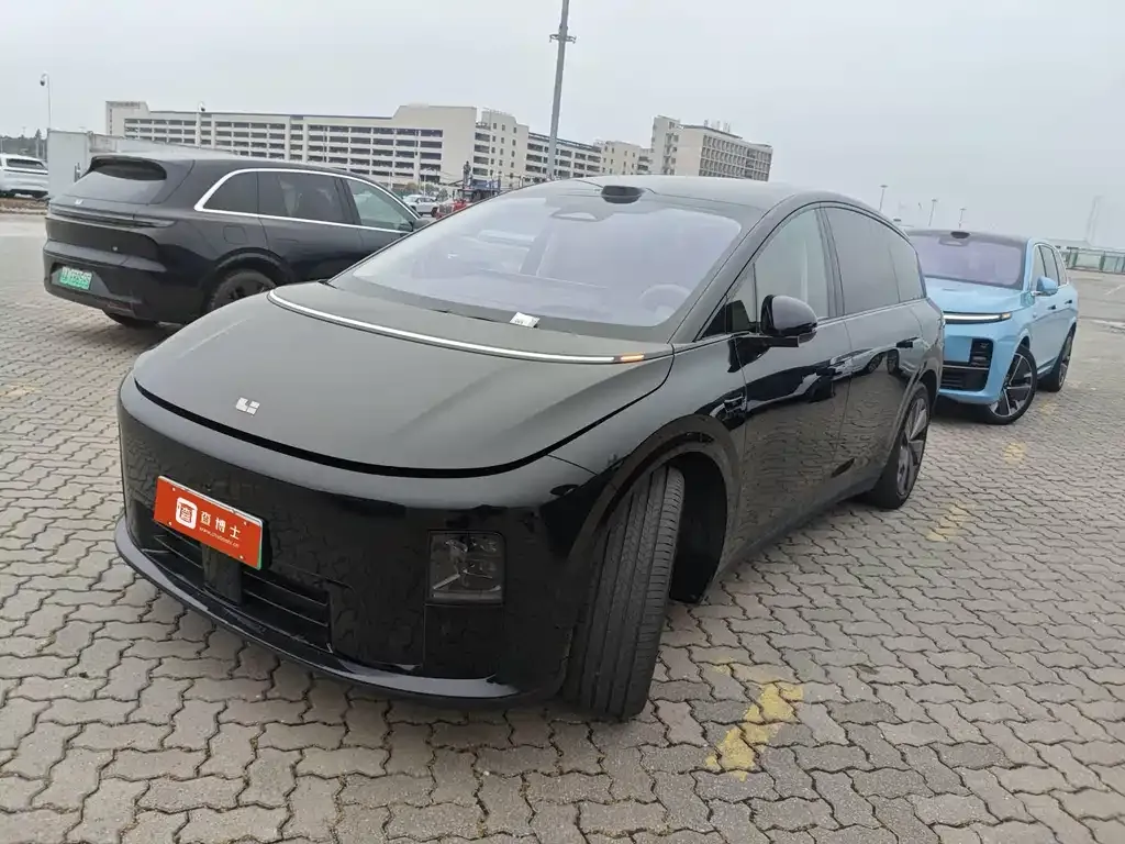 Li Auto i8 — фото 1