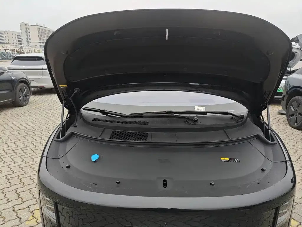 Li Auto i8 — фото 7