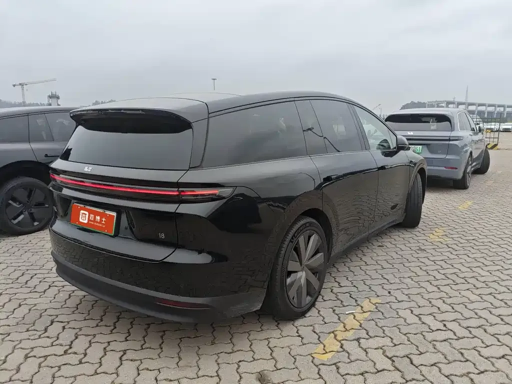 Li Auto i8 — фото 9
