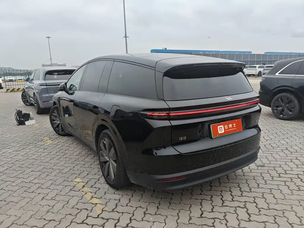 Li Auto i8 — фото 3