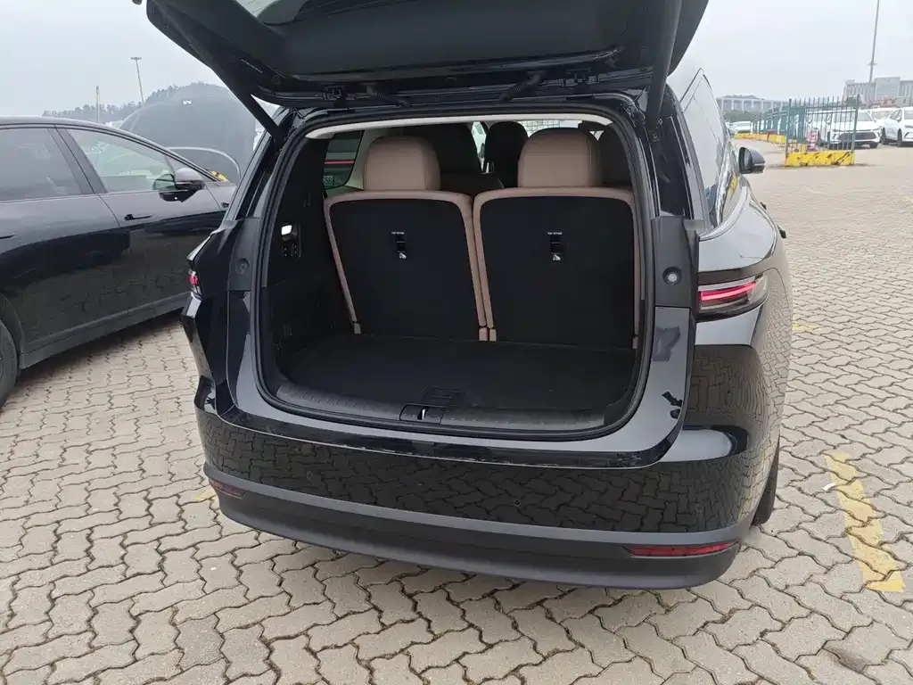 Li Auto i8 — фото 8